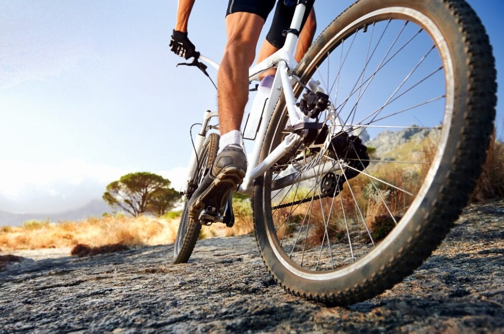 Mountainbiker im Gebirge