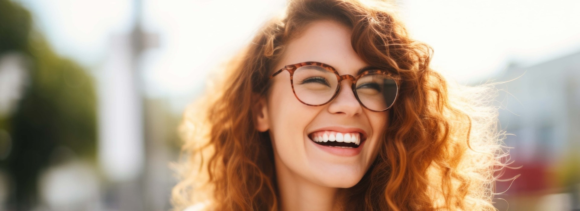 Portrait einer jungen Frau mit Brille, die lächelt