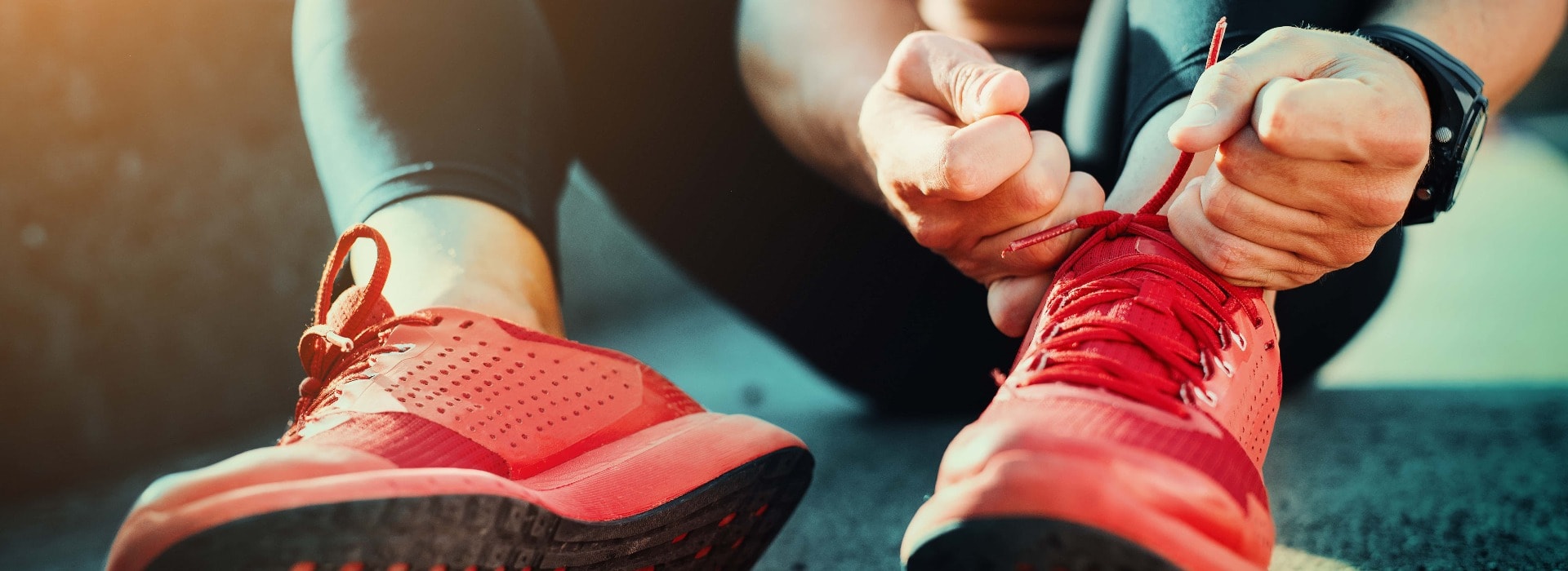 Frau bindet ihre Joggingschuhe