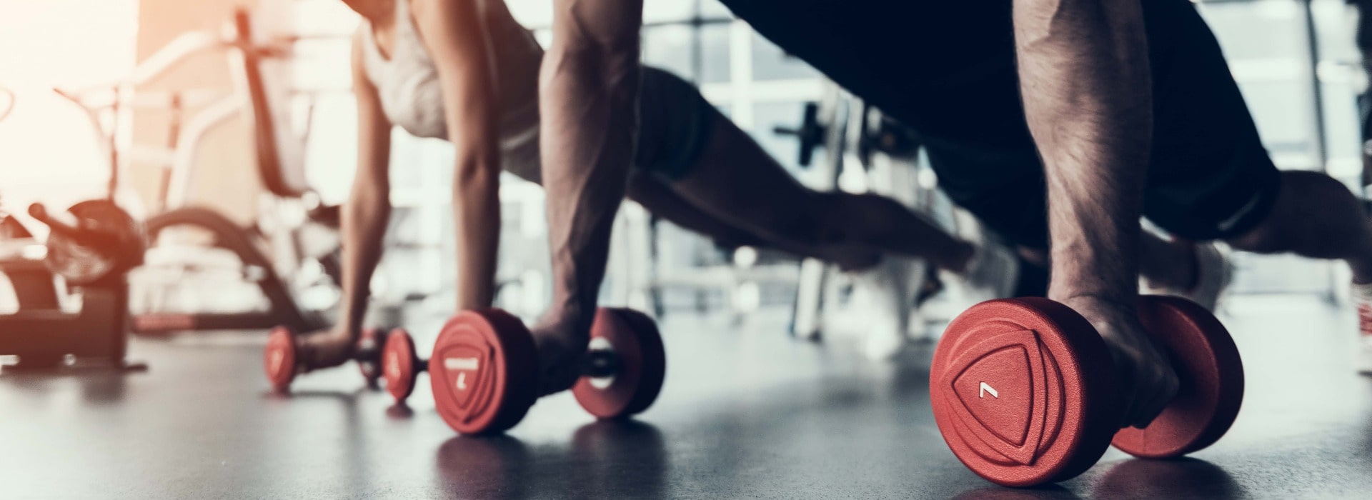 Mann und Frau trainieren in einem Fitnessstudio